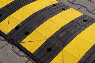 Próg podrzutowy U-17 | listwowy, 5 cm, drogowy, najazd 60 cm